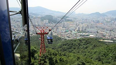 Uitsig vanuit kabelspoor op die berg Geumjeong