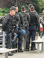 Miembros de la Gendarmería Nacional francesa con su armadura corporal, cascos, escudos, lanzagranadas (para gas lacrimógeno) y máscaras antigás.