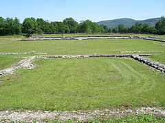 Le temple d'Hercule (premier plan), le forum et le marché (en arrière-plan).