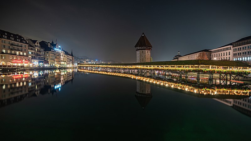 圖為瑞士琉森教堂橋的夜景。