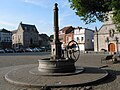 Het "Marie de Hongrie-plein", het gemeentehuis en de fontein