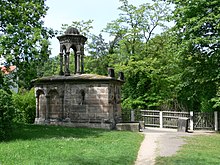 Barevná fotografie s pohledem na kamenný pozdně gotický přístřešek kaple Božího hrobu
