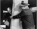 1957년, 경북 영주 부석사를 방문한 이 대통령 부부가 손을 맞잡고 기둥을 껴안으며 즐거워하고 있다.