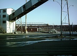 Un bateau de la Canada Steamship Lines alimente la compagnie de sucre Lantic via convoyeur, près du boulevard Pie-IX.