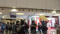 晚上6時半，大批防暴警察進入商場，在商場中庭舉起黃旗警告