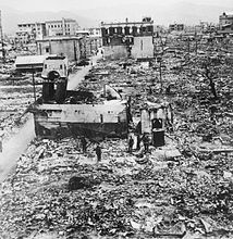被爆後の東を望む。写真中央の建物が当時のランドマーク「下村時計店」で、写真上部の建物が「キリンビアホール」つまり現在の広島パルコにあたる。