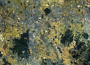 大和三山周辺の空中写真(1985年撮影)。 藤原京(画像中央)、耳成山(画像中央上部)、天香久山(画像中央右側やや下)、畝傍山(画像左下)。 国土交通省 国土地理院 地図・空中写真閲覧サービスの空中写真を基に作成[注 1]。