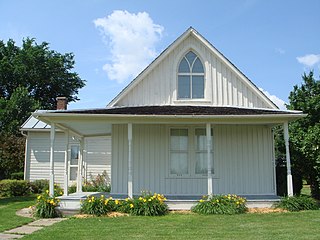 American Gothic House de Eldon (Iowa), utilizada como fondu pal cuadru American Gothic, de Grant Wood, 1930.