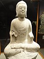 Buddha seduto su un loto. Marmo bianco 63.5 x 27.94 cm. Museo Nelson-Atkins, Kansas City.