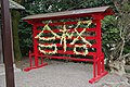 年末の吉備津神社にて、読み終わったおみくじの札を集めて「合格」の2字を象ってある光景。これ自体は広く一般的な風習というわけではないが、境内にある木の枝などにおみくじの札を結び付ける風習は日本に偏在する。