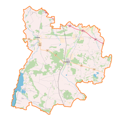 Mapa konturowa powiatu poddębickiego, blisko centrum na prawo znajduje się punkt z opisem „Adamów”