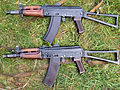 Dos AKS-74U.