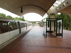 1984'te açılan Shady Grove istasyonu tipik zemin istasyonuna örnektir.