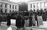Kvinne- eller jentehird paraderer med solkorsflagg forbi partiledelsen og tyske myndigehter på Universitetsplassen under «8. riksmøte» 1942. Foto: Riksarkivet