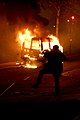 Voitures en feu, durant des émeutes anti-Sarkozy à Paris, en 2007.