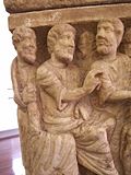 Деталь самого раннего известного изображения Троицы, Догматический или Троицкий саркофаг[англ.], около 350 (Музеи Ватикана): три одинаковые фигуры, представляющие Троицу, участвуют в создании Евы[19]