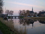 Oude Kerk met links het boezemkanaal naar het Gemaal Spaarndam.