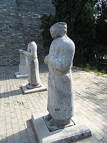Известно, что статуя Пероза стоит среди статуй «61 иностранного чиновника» в мавзолее Цяньлин[1]. Эта статуя с длинными вьющимися волосами и парфянскими усами могла принадлежать Перозу или его сыну Нарси[2].