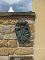 (1) Allianzwappen Wackerbarth-Salmour am östlichen Tor von Schloss Wackerbarth
