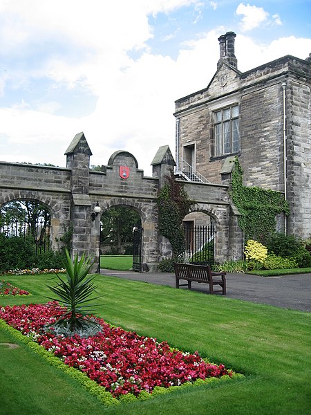 Fichier:University of St Andrews Courtyard.jpg