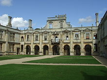 Cour centrale de Kirby Hall. La façade n'a pas de toiture