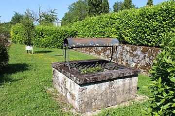 Puits communal à côté du cimetière