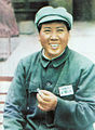Mao usando una gorra.