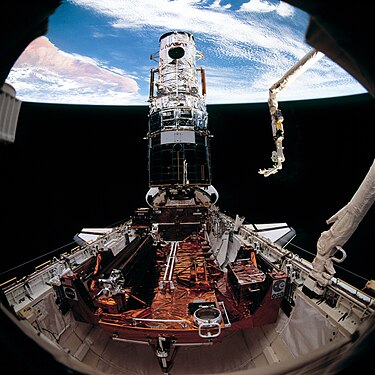 Le télescope spatial après sa capture, durant la mission STS-61.