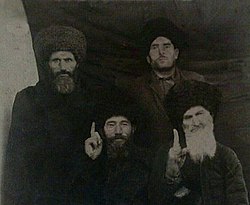 Valokuvassa Lezgit näyttävät etusormella Tauhidin symbolia vuoden 1930 kapinan aikana neuvostoviranomaisia vastaan.