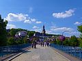 Blick vo St. Johann über die Alti Brugg uf Alt-Saarbrücke mit em Schlossfelse und dr Schlosskiirche