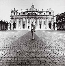 Autoportrét před bazilikou svatého Petra, 1964: „Tento záběr jsem udělal v 6:10 na Petrském náměstí u příležitosti dokončení mé knihy ´Konzil´.“