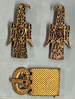 Две фибулы в форме орлов и золотая поясная пряжка; Musée de Cluny.