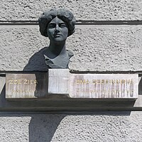 Deska a busta na Kaiserštejnském paláci v Praze (Malostranské náměstí 37/23)