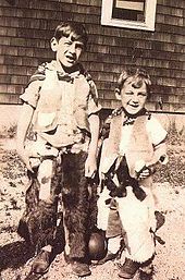 Photographie en noir et blanc de deux enfants costumés.