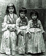 Сара Ашурбейли с сёстрами.