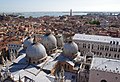 Vista desde o campanile de San Marcos, coa basílica de San Marcos e o Pazo Ducal en primeiro plano.