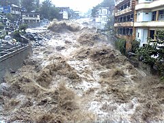 Desbordament violent d'un cors d'aiga après de precipitacions importanti