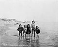 Эскимосские дети на берегу Берингова моря