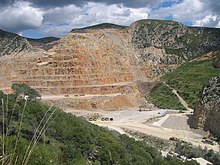 Explotació de roca calcària (sedimentària) al massís del Garraf. Catalunya