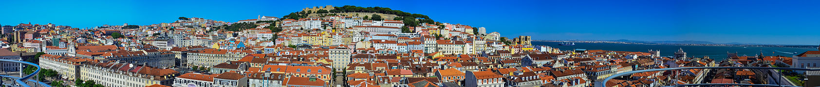 Panorama du centre de Lisbonne avec en arrière-plan le château Saint-Georges depuis le haut de l'ascenseur de Santa Justa.