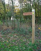 Un panneau indicateur au bord du sentier