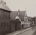 Elefantapoteket holdt til i Tollergården (nr. 12) fra 1707 til bygget ble revet i 1874. Foto: Stephan Barclay Mejdell (1870)