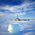 Bohrturm von CRP auf dem Meereis im Rossmeer, Antarktis. Das Eisstück im Vordergrund wurde aus dem Meereis gebohrt, um das Gestänge absenken zu können
