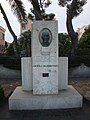 Il monumento con il busto del poeta sul lungomare di Diano Marina.