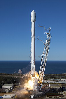 Lancement d'une fusée Falcon 9 de la société SpaceX, emportant depuis la Vandenberg Air Force Base les dix premiers satellites de télécommunications Iridium Next. (définition réelle 2 000 × 3 000)