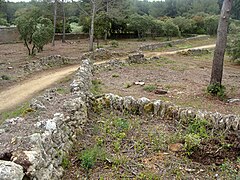 Murs de pierre sèche dans la forêt de Cornillon.