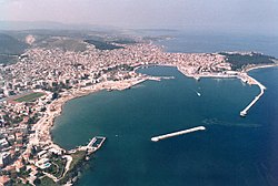 letecký snímek města a přístavu