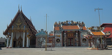 Théraváda buddhista (balról) és kínai templom (jobbról), Tha Nat