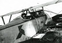 Photographie noir et blanc d'un homme à bord d'un cockpit.