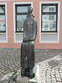 Statue vor der Raiffeisen-/Volksbank in Wemding